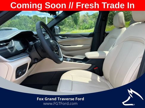 Used 2025 Jeep Grand Cherokee L Limited w/ Luxury Tech Group II AWD/4WD image 3