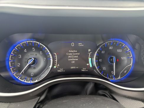 Used 2023 Chrysler Pacifica Touring-L image 17