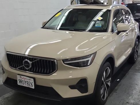Used 2025 Volvo XC40 B5 Ultra AWD/4WD image 2