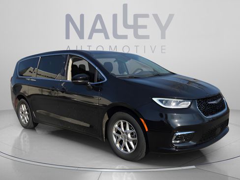 Used 2023 Chrysler Pacifica Touring-L FWD image 7