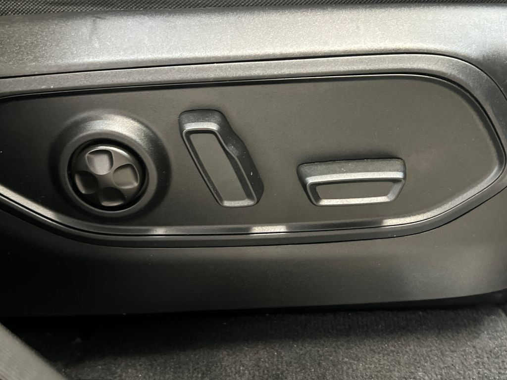 Used 2023 Jeep Grand Cherokee Overland AWD/4WD image 42