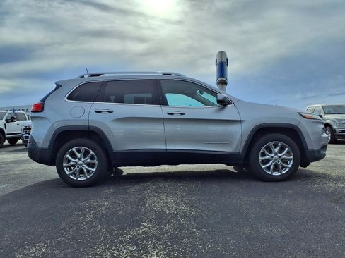 Used 2017 Jeep Cherokee Latitude FWD image 5