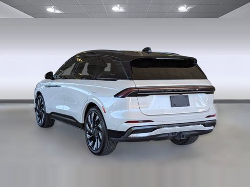 Used 2024 Lincoln Nautilus Reserve w/ Equipment Group 202A image 3