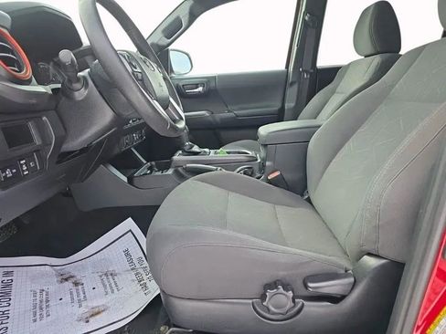 Used 2018 Toyota Tacoma TRD Sport image 13