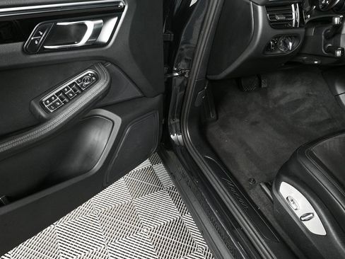 Certified 2020 Porsche Macan image 7