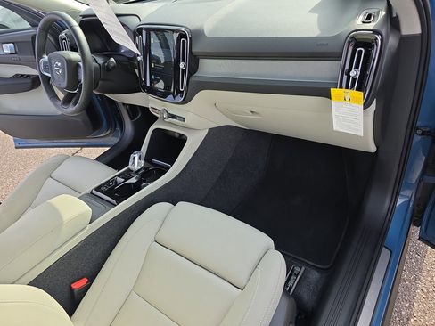 Used 2025 Volvo XC40 B5 Plus w/ Protection Package Premier image 13