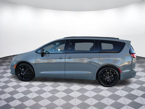 Used 2025 Chrysler Pacifica Limited image 2