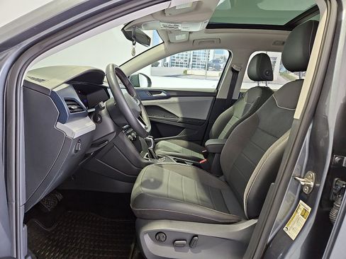 Used 2024 Volkswagen Taos SE w/ Panoramic Sunroof Package FWD image 16