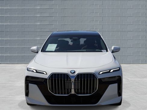 Used 2023 BMW 740i w/ Parking Assistance Package RWD image 2