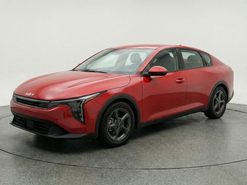 Used 2025 Kia K4 LXS image 3