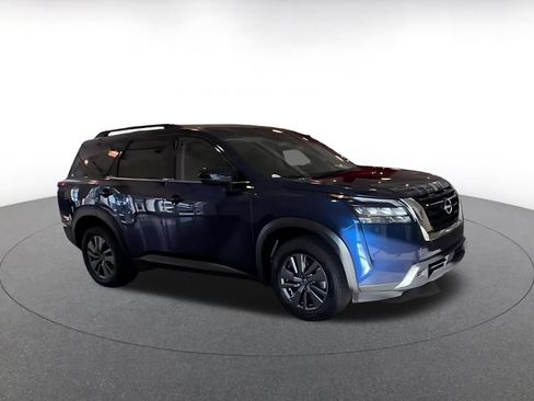 Used 2025 Nissan Pathfinder SV FWD image 2