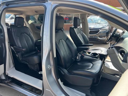 Used 2018 Chrysler Pacifica Touring-L FWD image 19