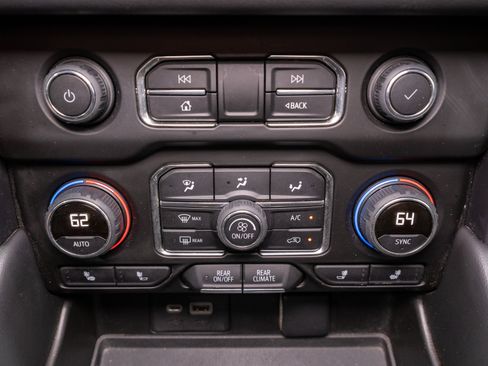 Used 2022 Chevrolet Suburban RST w/ Luxury Package RWD image 20
