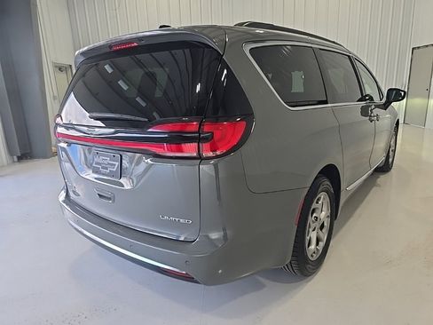 Used 2023 Chrysler Pacifica Limited image 8