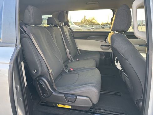 Used 2022 Kia Carnival LX image 10