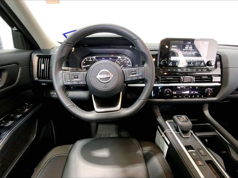 Used 2025 Nissan Pathfinder SL FWD image 14