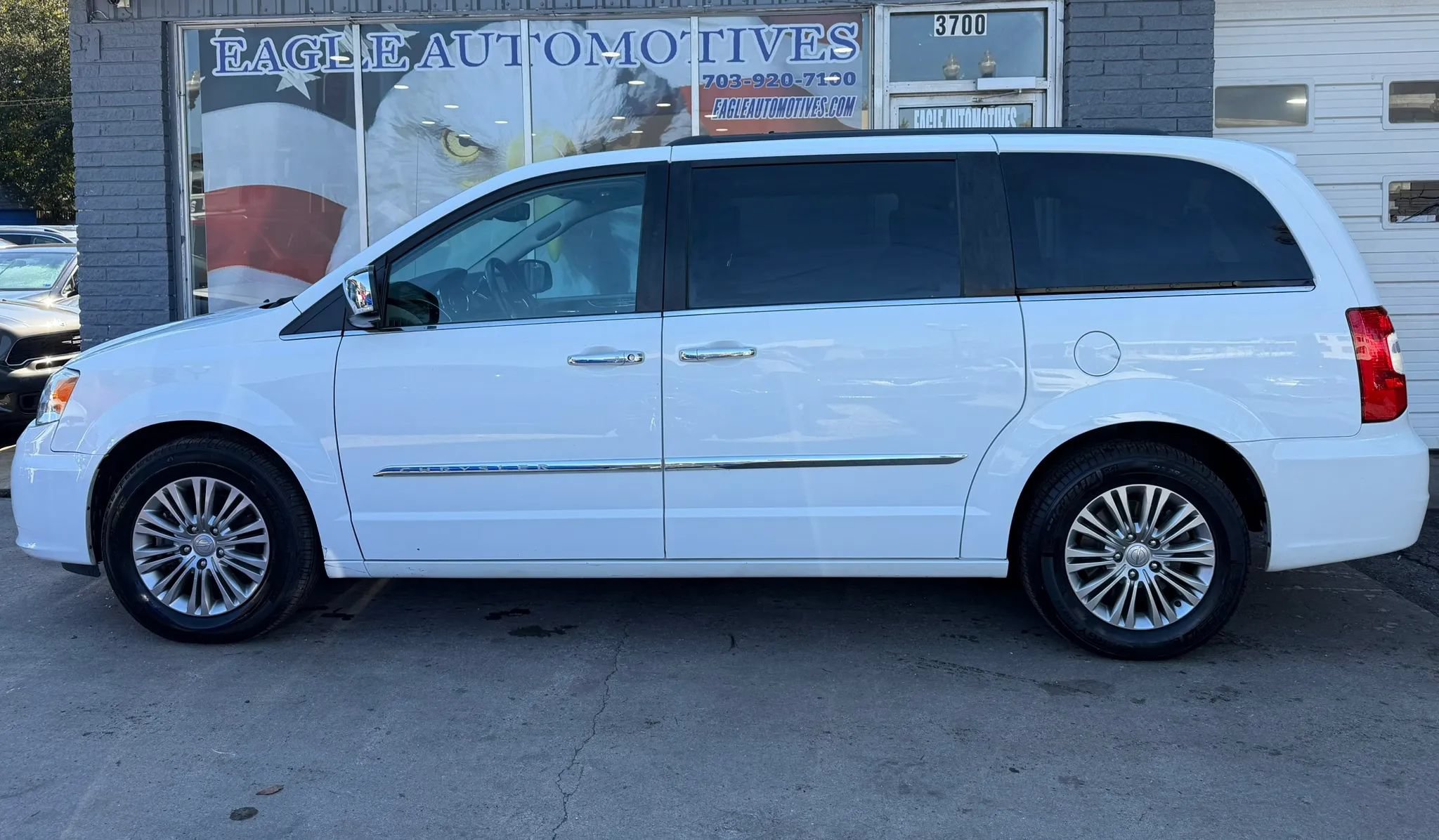 Used 2016 Chrysler Town & Country Touring-L FWD image 6