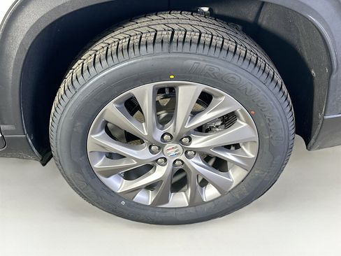 Used 2025 Buick Enclave Preferred image 11