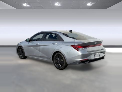Used 2021 Hyundai Elantra SEL w/ Convenience Package FWD image 3