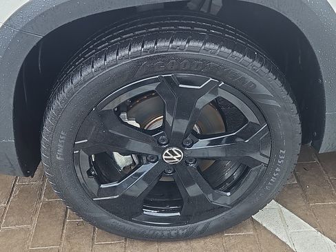 Used 2025 Volkswagen Taos SEL AWD/4WD image 4