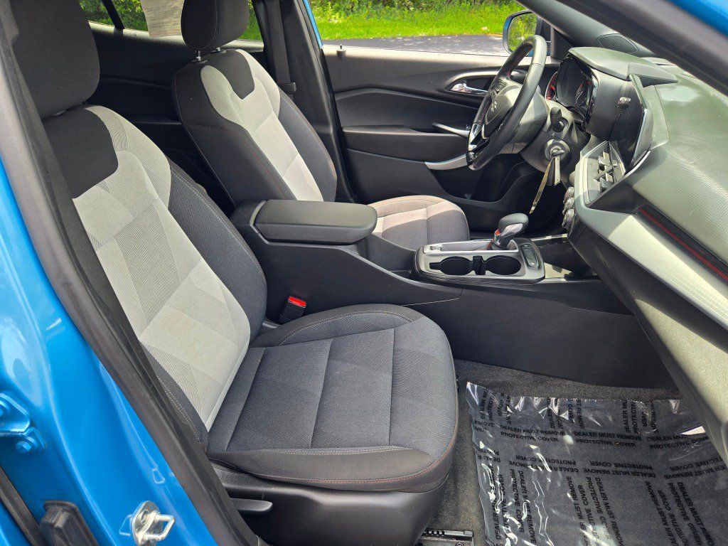 Used 2025 Chevrolet Trax RS FWD image 7