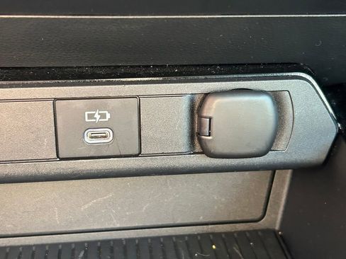 Used 2025 Toyota Prius XLE image 28