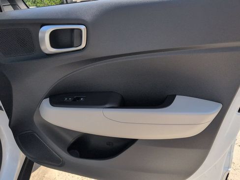 Used 2025 Hyundai Venue SEL FWD image 32