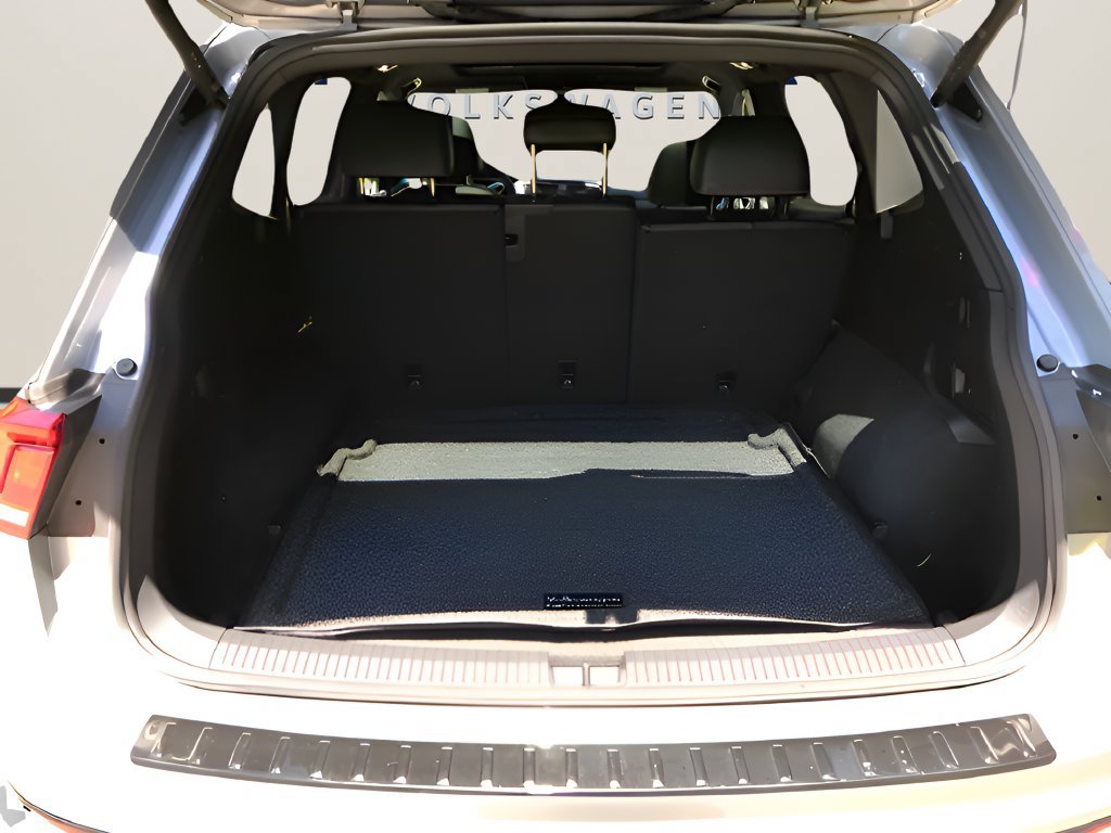 Used 2024 Volkswagen Tiguan SE R-Line AWD/4WD image 9