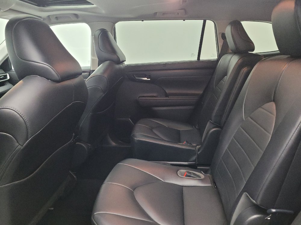 Used 2021 Toyota Highlander XLE AWD/4WD image 18