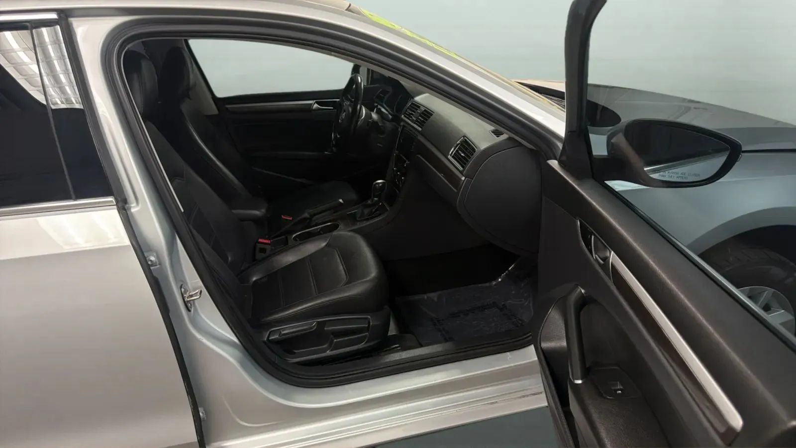 Used 2018 Volkswagen Passat 2.0T SE FWD image 22