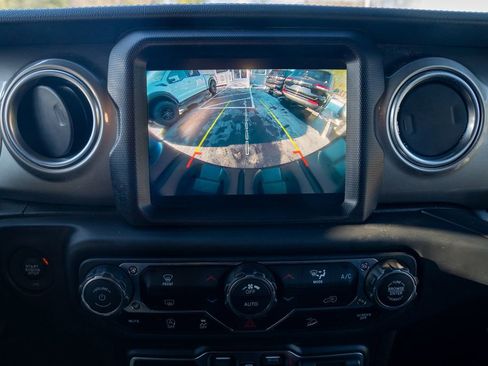 Used 2018 Jeep Wrangler Unlimited Sahara image 20