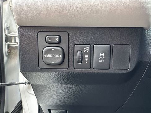 Used 2015 Toyota RAV4 XLE AWD/4WD image 32