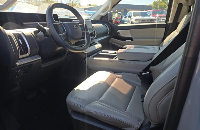Used 2025 Ford Expedition Active AWD/4WD image 8