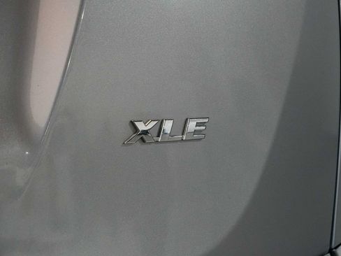 Used 2018 Toyota RAV4 XLE FWD image 12