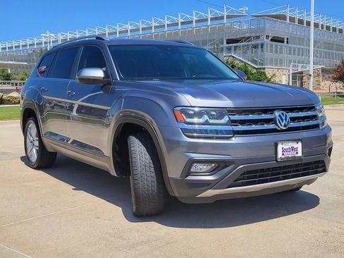 Used 2019 Volkswagen Atlas SE w/ Panoramic Sunroof Package FWD image 3