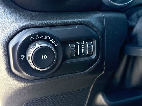 Used 2019 Jeep Wrangler Unlimited Sahara image 23