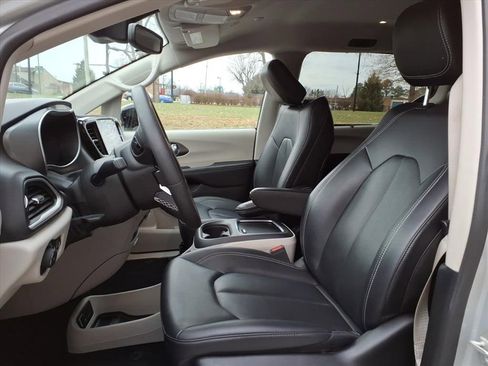 Used 2024 Chrysler Pacifica Touring-L image 12