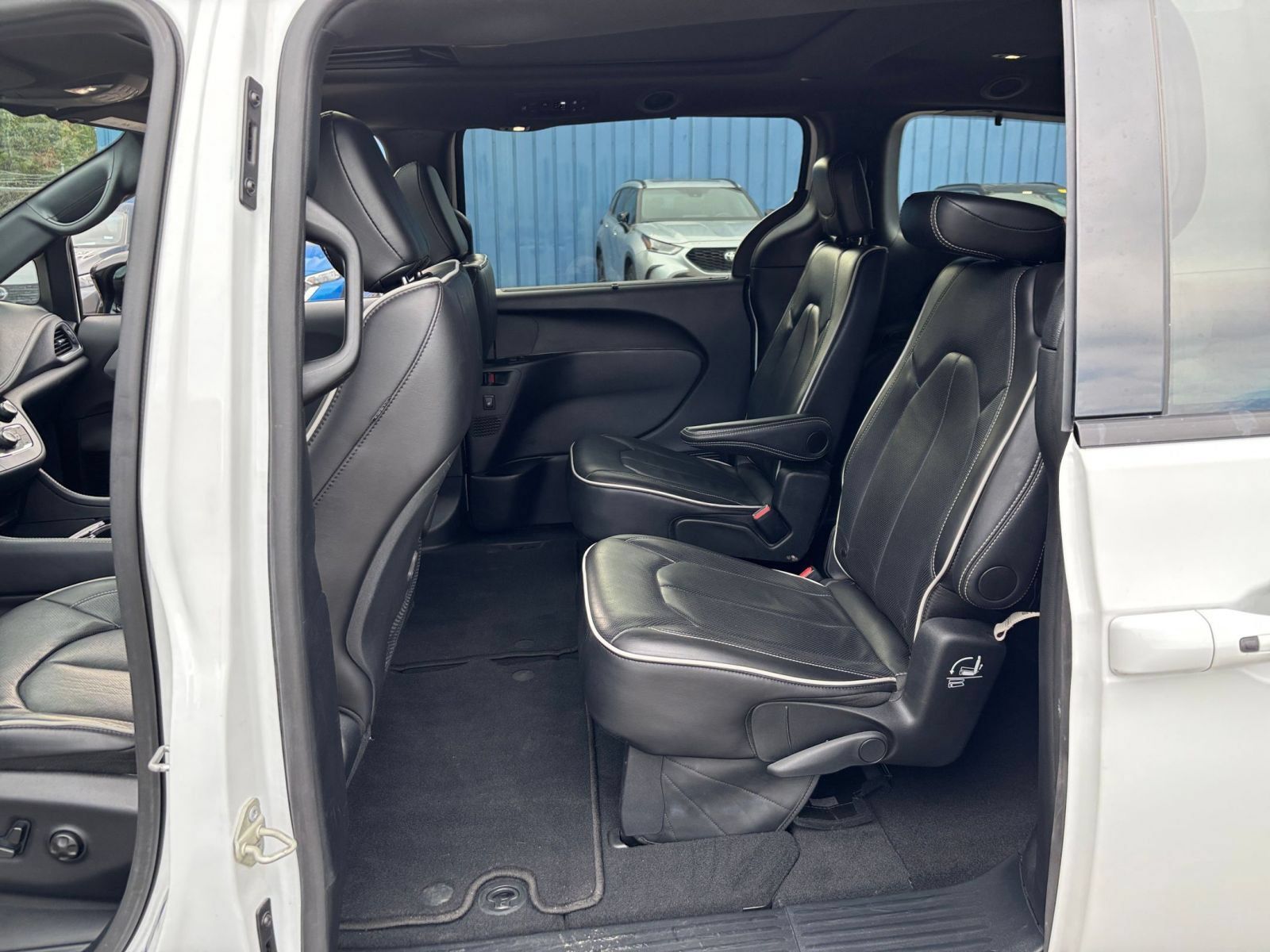 Used 2025 Chrysler Pacifica Limited FWD image 28