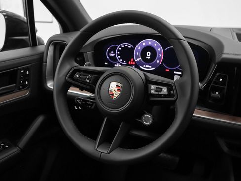 Certified 2025 Porsche Cayenne image 30
