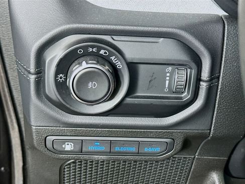 Used 2025 Jeep Wrangler Sahara image 17