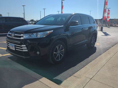 Used 2019 Toyota Highlander XLE AWD/4WD image 2