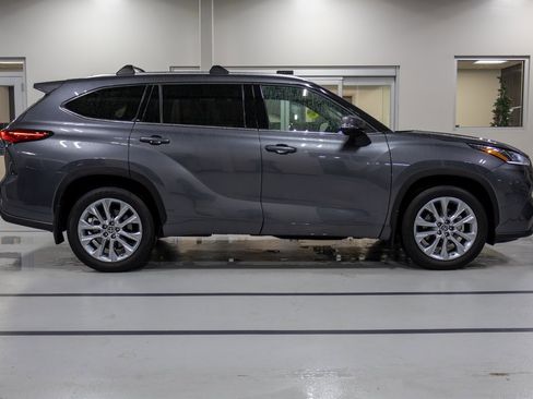 Used 2023 Toyota Highlander Limited image 6