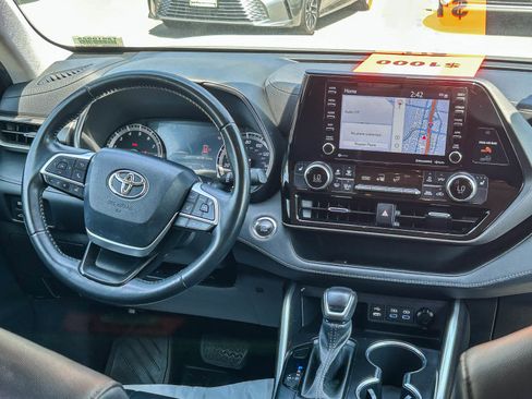 Used 2022 Toyota Highlander XLE FWD image 12