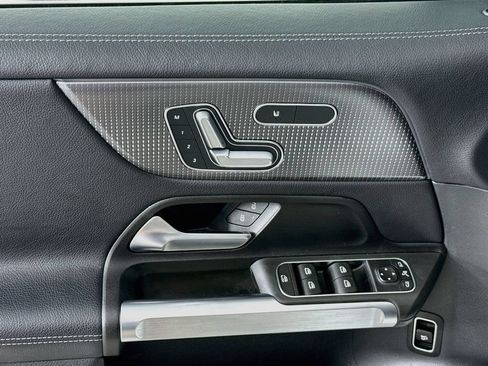 Used 2022 Mercedes-Benz GLB 250 4MATIC image 19