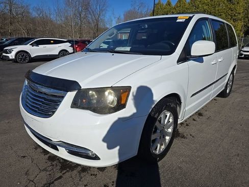 Used 2014 Chrysler Town & Country Touring image 3