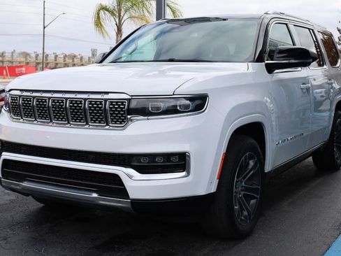 Used 2023 Jeep Grand Wagoneer 4WD image 2