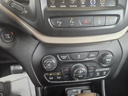 Used 2014 Jeep Cherokee Limited w/ Technology Group AWD/4WD image 13