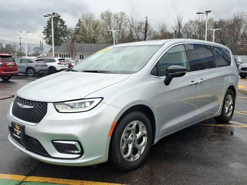 Used 2024 Chrysler Pacifica Limited image 3