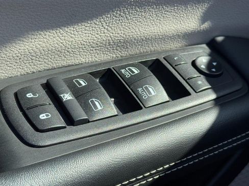 Used 2024 Chrysler Pacifica Touring-L FWD image 29
