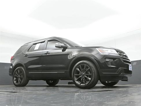 Used 2019 Ford Explorer XLT w/ Equipment Group 202A AWD/4WD image 31